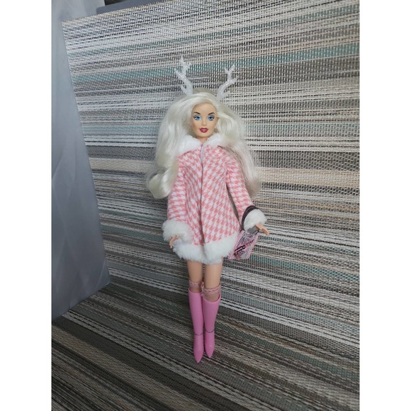 Vintage hamilton candi doll dressed in Winter Holiday outfit - Picture 2 of 7